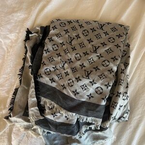 Louis Vuitton Monogram Black and White Scarf